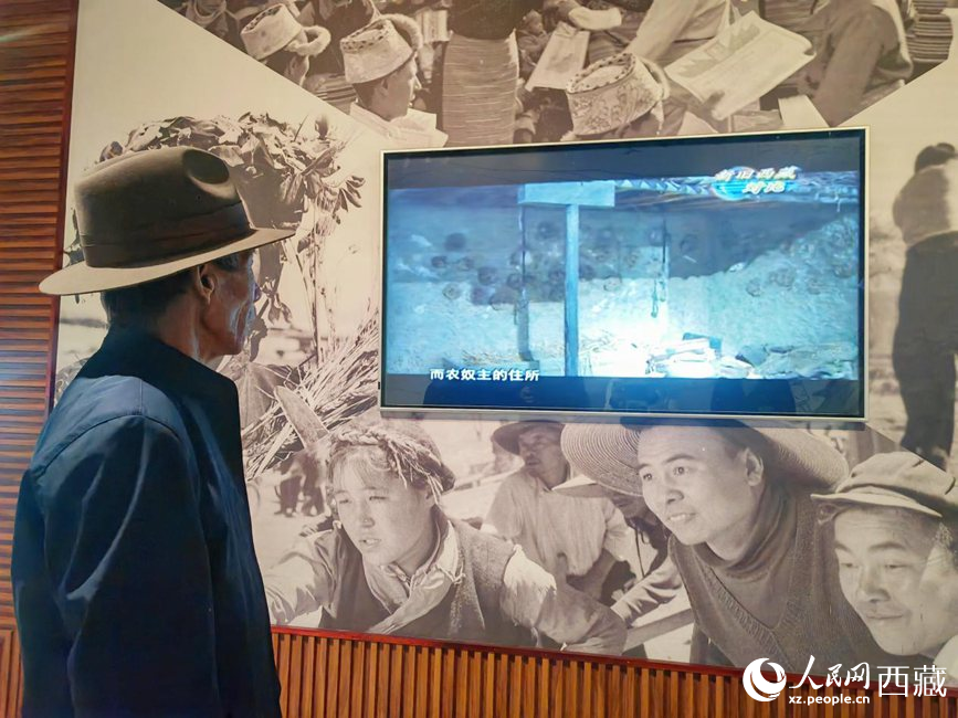 巴桑在陈列馆。人民网 李海霞摄